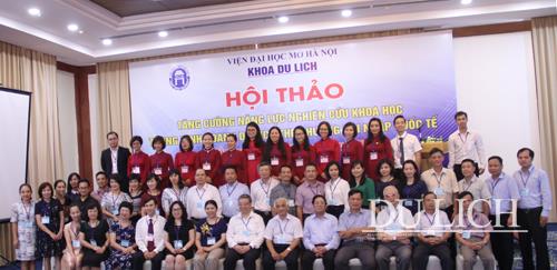 Ban Tổ chức hội thảo và đại biểu chụp ảnh lưu niệm